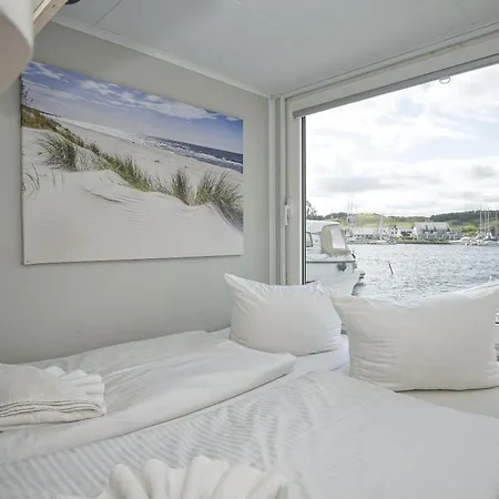 Hausboot Lydia Mit Sauna Und Elektrokamin - Hausbooturlaub Auf Ruegen *
