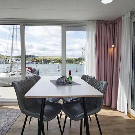 Hausboot Lydia Mit Sauna Und Elektrokamin - Hausbooturlaub Auf Ruegen بيت للعطل